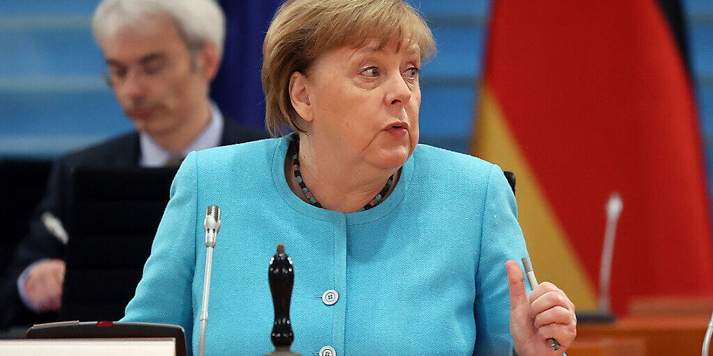 Bundeskanzlerin Angela Merkel (CDU) sitzt vor der wöchentlichen Kabinettssitzung im Bundeskanzleramt an ihrem Platz. Foto: Fabrizio Bensch/reuters-Pool/dpa Bundeskanzlerin Angela Merkel (CDU) sitzt vor der wöchentlichen Kabinettssitzung im Bundeskanzleramt an ihrem Platz. Foto: Fabrizio Bensch/reuters-Pool/dpa