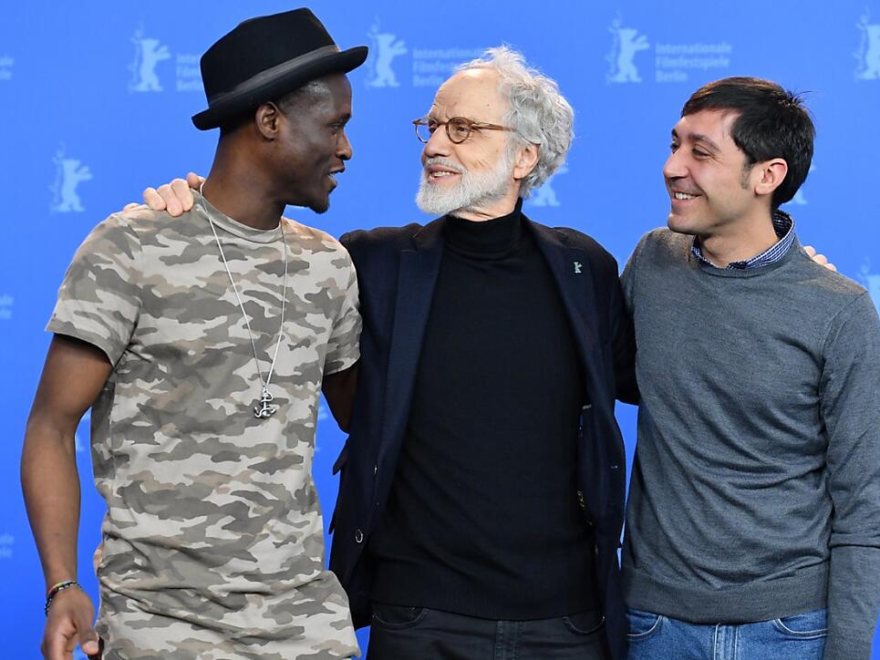 Der Schweizer Regisseur Markus Imhoof zwischen den beiden Hauptdarstellern von "Eldorado" Akhet Tewende (l) und Raffaele Falcone (r). (Archiv)