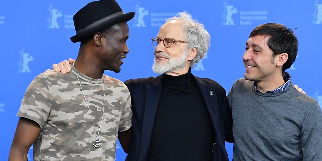 Der Schweizer Regisseur Markus Imhoof zwischen den beiden Hauptdarstellern von "Eldorado" Akhet Tewende (l) und Raffaele Falcone (r). (Archiv)