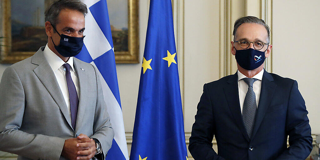 Kyriakos Mitsotakis (l), Ministerpräsident von Griechenland, und Heiko Maas (SPD), deutscher Außenminister, stehen während ihres Treffens in der Maximos-Villa in der griechischen Hauptstadt Athen zusammen. Foto: Thanassis Stavrakis/AP/dpa