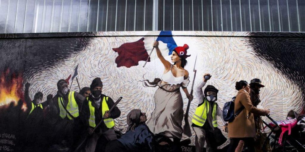 Mit seinem Wandgemälde, das Eugène Delacroix' Werk "Die Freiheit führt das Volk" nachempfunden ist, solidarisiert sich der Künstler 
Pascal Boyart in Paris mit der Bewegung der Gelbwesten.