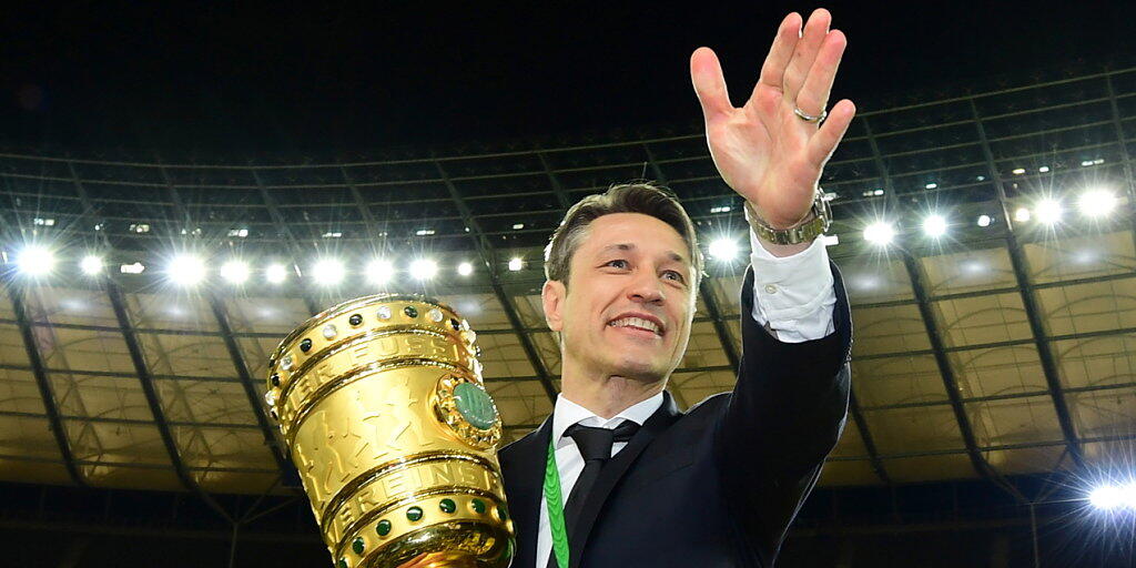 Niko Kovac (im Bild mit der Cup-Trophäe) bleibt nach dem Double-Gewinn Trainer von Bayern München