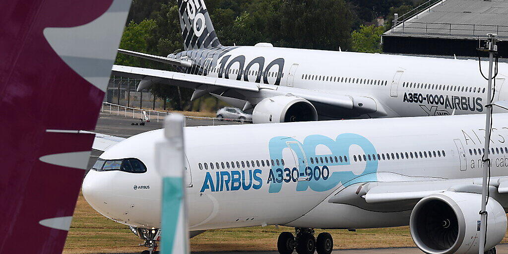 Der Flugzeugbauer Airbus fährt die Produktion seines Langstreckenjets A350 stärker zurück als zunächst geplant. (Archivbild)