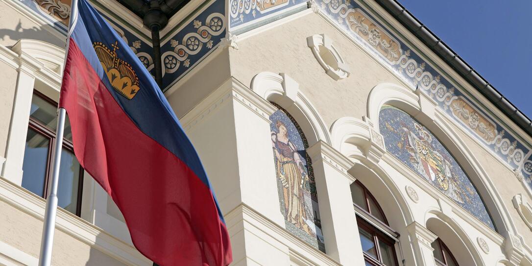 Regierung, Staat, Fahne, Liechtenstein, Regierungsgebäude Regierung, Staat, Fahne, Liechtenstein, Regierungsgebäude