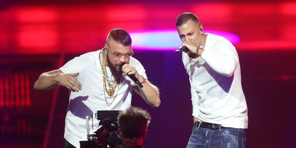 Kollegah (l) und Farid Bang singen bei der 27. Verleihung des Deutschen Musikpreises Echo. Nach dem Antisemitismus-Skandal sind die beiden Rapper nun in Schaffhausen unerwünscht.
