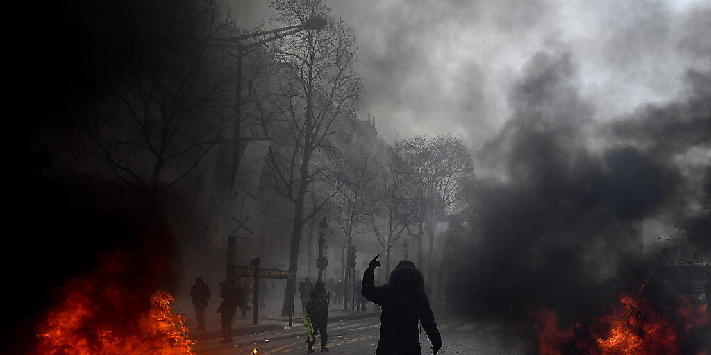 Bei "Gelbwesten"-Protesten in Paris ist es erneut zu gewalttätigen Auseinandersetzungen gekommen.
