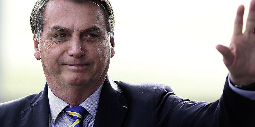 Brasiliens Präsident Jair Bolsonaro hatte die Tragweite des Coronavirus zunächst verharmlost. Nun holt die rasant steigende Zahl von Toten den Präsidenten ein. (Archivbild)