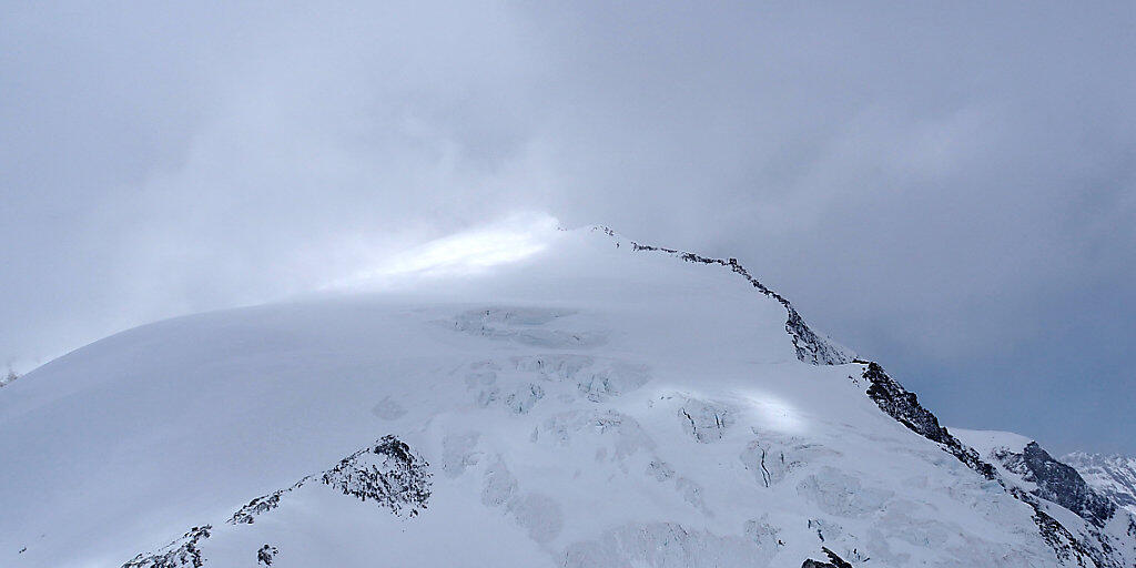 Oberhalb von Arolla im Wallis waren 14 Skitourenfahrer in zwei Gruppen am Sonntag in eine Schlechtwetterfront geraten und mussten die Nacht im Freien verbringen. Sieben Personen starben. (Symbolbild)