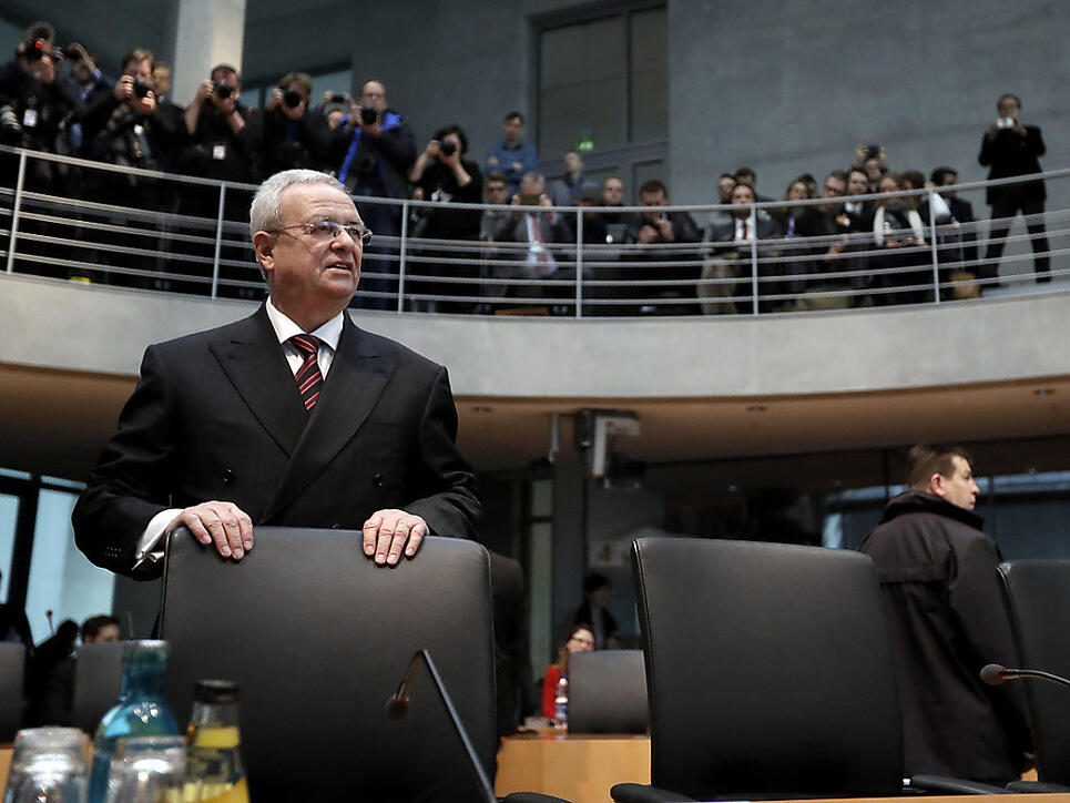 Ex-Konzernchef Martin Winterkorn arbeitet wegen dem Abgasskandal bereits nicht mehr bei VW, nun müssen gemäss Medienberichten weitere Mitarbeiter den Hut nehmen, weil ihnen gekündigt wird. (Archivbild)