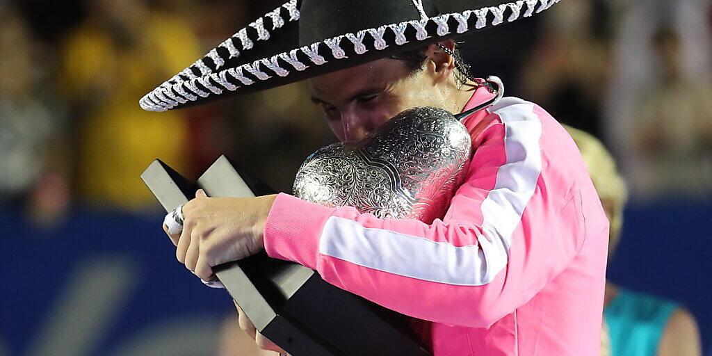 Rafael Nadal feiert in Acapulco mit Sombrero und Pokal