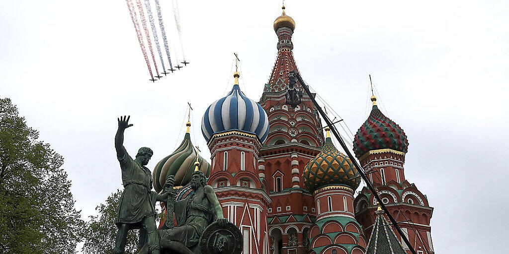 Flugzeuge der russischen Luftwaffe fliegen während einer Militärparade über die Moskauer Basilius-Kathedrale. Foto: Alexei Druzhinin/Kremlin Pool/Planet Pix via ZUMA Wire/dpa