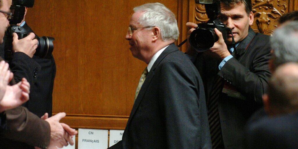 Christoph Blocher (SVP) verlässt nach seiner Abwahl im Dezember 2007 das Parlament. Seine verspätete Geltendmachung eines Ruhegehalts sorgte für kontroverse Reaktionen. (Archivbild)