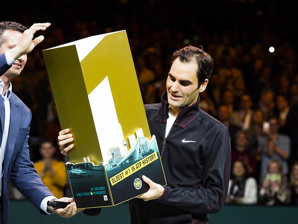 Roger Federer nimmt die Auszeichnung des Turniers entgegen