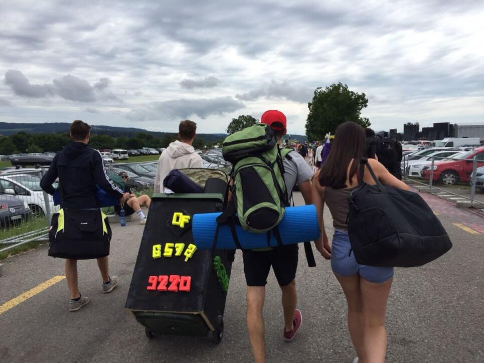Die Anreise ans Openair Frauenfeld ist geschafft. Nun heisst es rasch einchecken und einen Zeltplatz suchen bevor der erste Regen kommt.