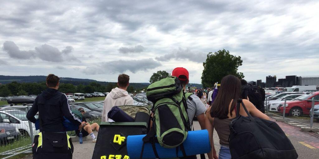 Die Anreise ans Openair Frauenfeld ist geschafft. Nun heisst es rasch einchecken und einen Zeltplatz suchen bevor der erste Regen kommt.