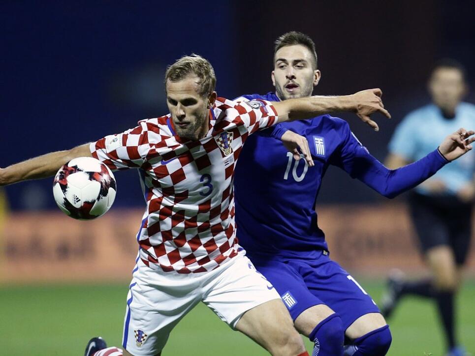 Griechenlands Kostas Fortounis (rechts) hat das Nachsehen gegen Kroatiens Ivan Strinic - eine Szene mit Symbolcharakter für das Hinspiel zwischen den beiden Teams in den WM-Playoffs