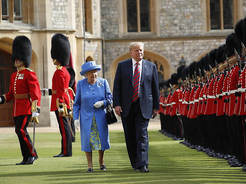 Abschreiten der Ehrengarde: Königin Elizabeth II. mit US-Präsident Donald Trump vor Schloss Windsor.