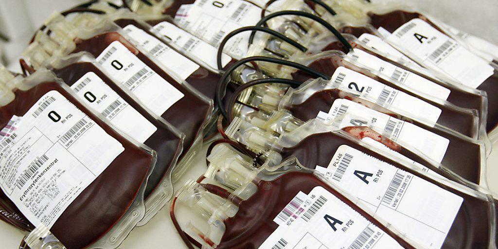 Unter bestimmten Auflagen sollen künftig auch Männer, die mit Männern Sex haben, zum Blutspenden zugelassen werden. (Symbolbild) Unter bestimmten Auflagen sollen künftig auch Männer, die mit Männern Sex haben, zum Blutspenden zugelassen werden. (Symbolbild)