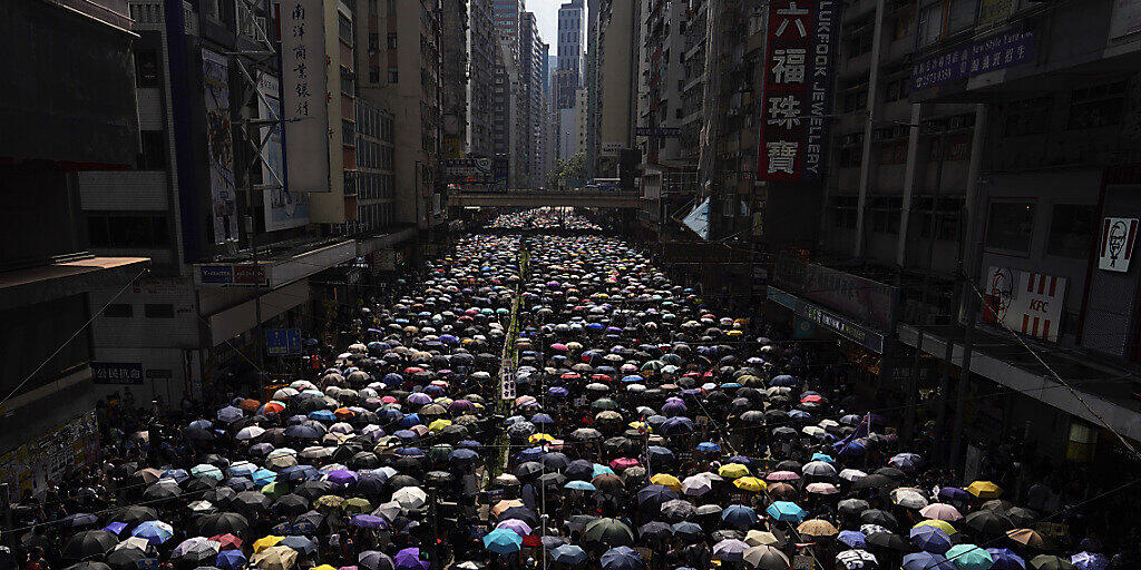 Zehntausend Regierungskritiker sind am Sonntag in Hongkong auf die Strasse gegangen - trotz des Verbots einer Grossdemonstration.