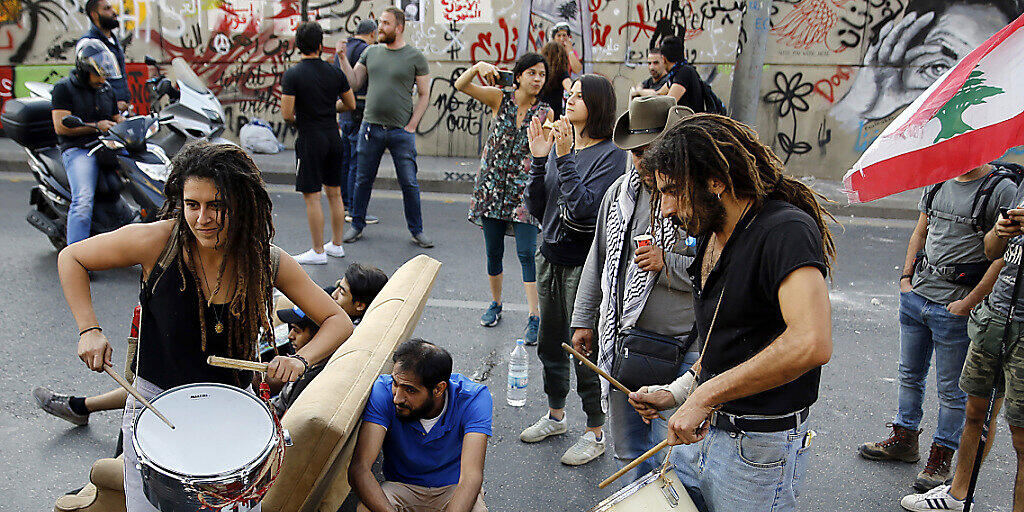 Nach dem ersten Toten bei den Protesten im Libanon wächst die Wut auf die Führung des Landes. Demonstranten blockierten am Mittwoch Strassen in der Hauptstadt Beirut sowie Verbindungsstrassen ins Umland.