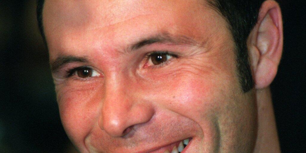 Der belgische Fussball-Profi Jean-Marc Bosman lächelte 1997 vor der Urteilsverkündung noch. Heute würde er nicht mehr klagen