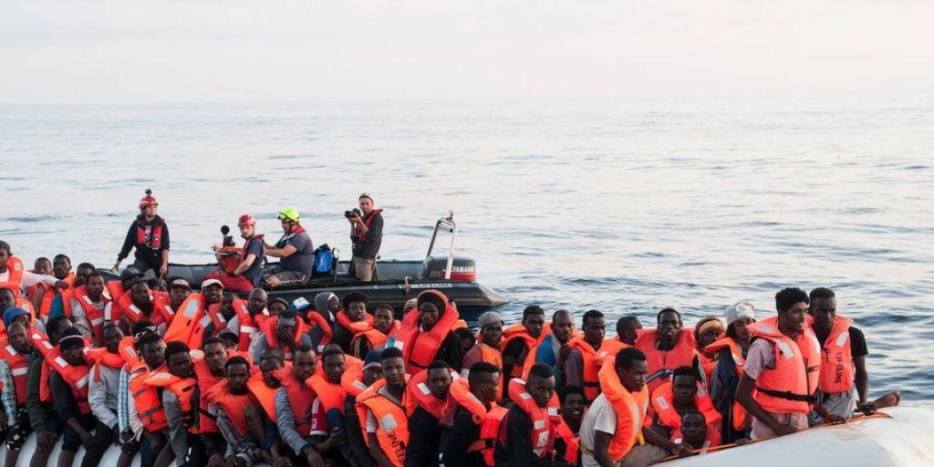 Ein gerettetes Flüchtlingsboot im Mittelmeer im Juni 2018. (Archivbild)
