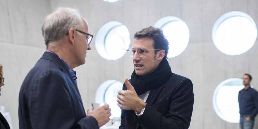 Im Neubau des Landesmuseums spricht Architekt Emanuel Christ (r) mit Direktor Andreas Spillmann. Die zahlreichen runden Fenster öffnen den Blick auf die Umgebung.
