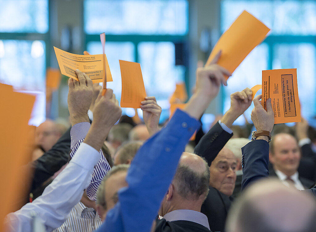 Die Delegierten der SVP sprachen sich bei der Delegiertenversammlung in Confignon GE deutlich für die No-Billag-Initiative aus. Die Delegierten der SVP sprachen sich bei der Delegiertenversammlung in Confignon GE deutlich für die No-Billag-Initiative aus.