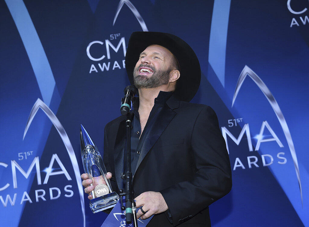 Garth Brooks sammelt "Entertainer des Jahres"-Awards: Der Country-Musiker hat den Preis in dieser Sparte an der diesjährigen CMA-Preisverleihung zum sechsten Mal gewonnen. Garth Brooks sammelt "Entertainer des Jahres"-Awards: Der Country-Musiker hat den Preis in dieser Sparte an der diesjährigen CMA-Preisverleihung zum sechsten Mal gewonnen.