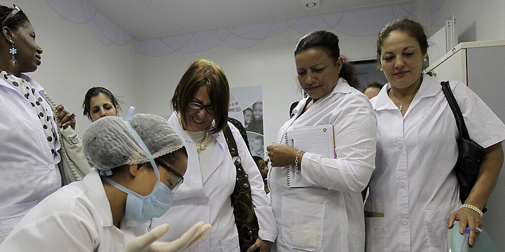 Kubanische Ärztinnen verfolgen eine Zahnbehandlung während einer Trainingsstunde in der Metropole Brasilia. (Archivbild)