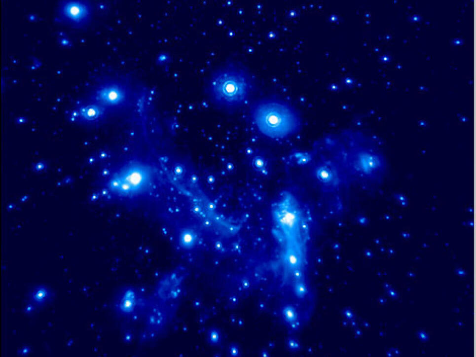 Das Schwarze Loch im Zentrum unserer Galaxie und die Gruppe von Himmelskörpern, die es umkreisen. Astronomen haben daran die Gravitationsrotverschiebung nachgewiesen. Sie ist eine weitere Bestätigung für Einsteins Relativitätstheorie.
