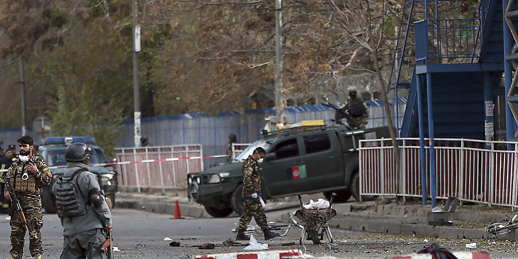 Sicherheitskräfte nahe am Ort der Detonation am Montagmorgen in Kabul. Mindestens sechs Menschen fielen dem Selbstmordanschlag zum Opfer.