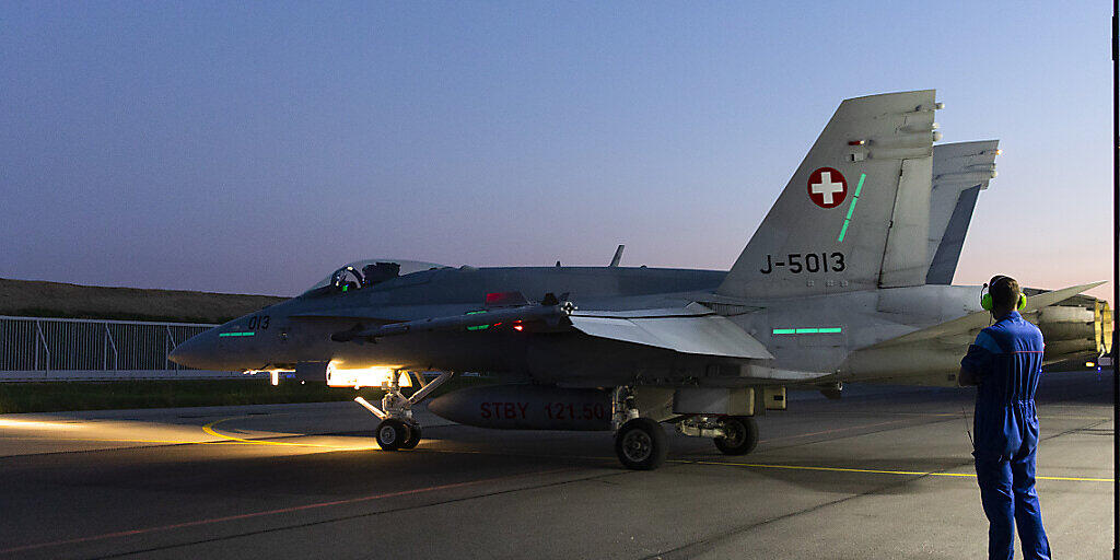 Noch bis am 22. Juli keine Kampfflugzeug-Einsätze: Militärflugplatz Payerne, hier mit einer F/A-18 bei der Vorbereitung eines Alarmstarts. (Archivbild)