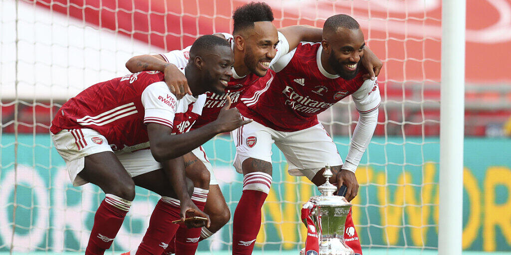 Pierre-Emerick Aubameyang (Mitte) bleibt Arsenal erhalten