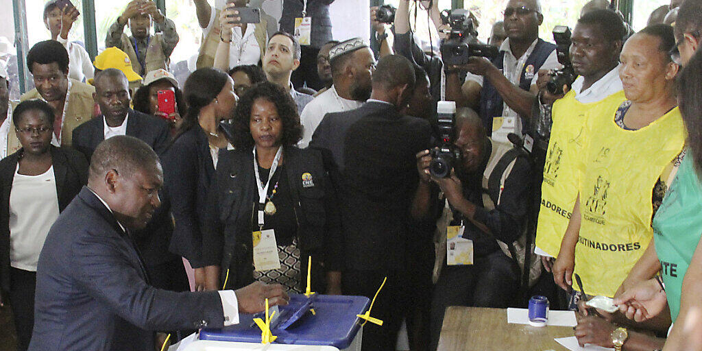 Der mosambikanische Präsident Filipe Nyusi gibt seine Stimme für die Parlaments- und Präsidentschaftswahlen in der Hauptstadt Maputo ab.