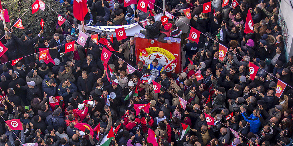 Tunesische Arbeitnehmer versammelten sich vor dem Hauptsitz des Gewerkschaftsdachverbandes UGTT in Tunis.