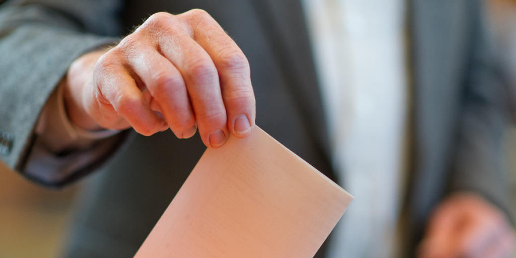 Ein Wähler wirft seinen Stimmzettel in eine Wahlurne. (Symbolbild) Ein Wähler wirft seinen Stimmzettel in eine Wahlurne. (Symbolbild)