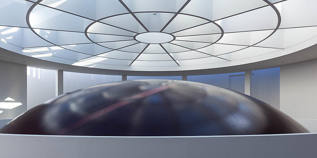 HANDOUT - Die Installation «HOWL» des Bildhauers Anish Kapoor in der Pinakothek der Moderne. In der Rotunde im Eingangsbereich des Museums wurde die gigantische Kugel aus dunklem PVC angebracht, die sich über drei Etagen erstreckt. Das Kunstwerk wurde am 16.09.2020 vorgestellt. Foto: Johannes Haslinger/Pinakothek der Moderne/dpa - ACHTUNG: Nur zur redaktionellen Verwendung im Zusammenhang mit der aktuellen Berichterstattung und nur mit vollständiger Nennung des vorstehenden Credits