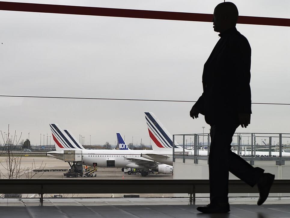 Die Piloten der französischen Fluggsellleschaft Air France verlangen sechs Prozent mehr Lohn. Das Management will ihnen lediglich ein Plus von einem Prozent anbieten. (Symbolbild)
