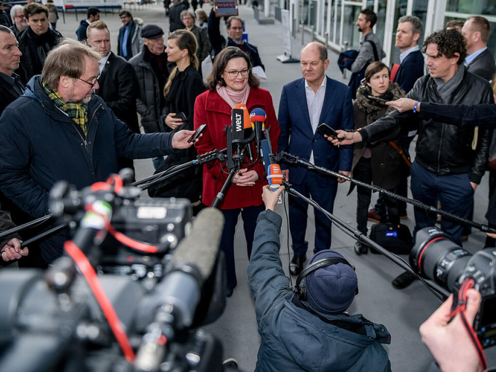 Andrea Nahles, SPD-Bundestagsfraktionsvorsitzende, und Olaf Scholz, kommissarischer SPD-Parteivorsitzender, beantworten vor den Hamburger Messehallen Fragen von Journalisten. In der Hansestadt fand die erste Regionalkonferenz der SPD-Führung zur Abstimmung über die grosse Koalition statt.
