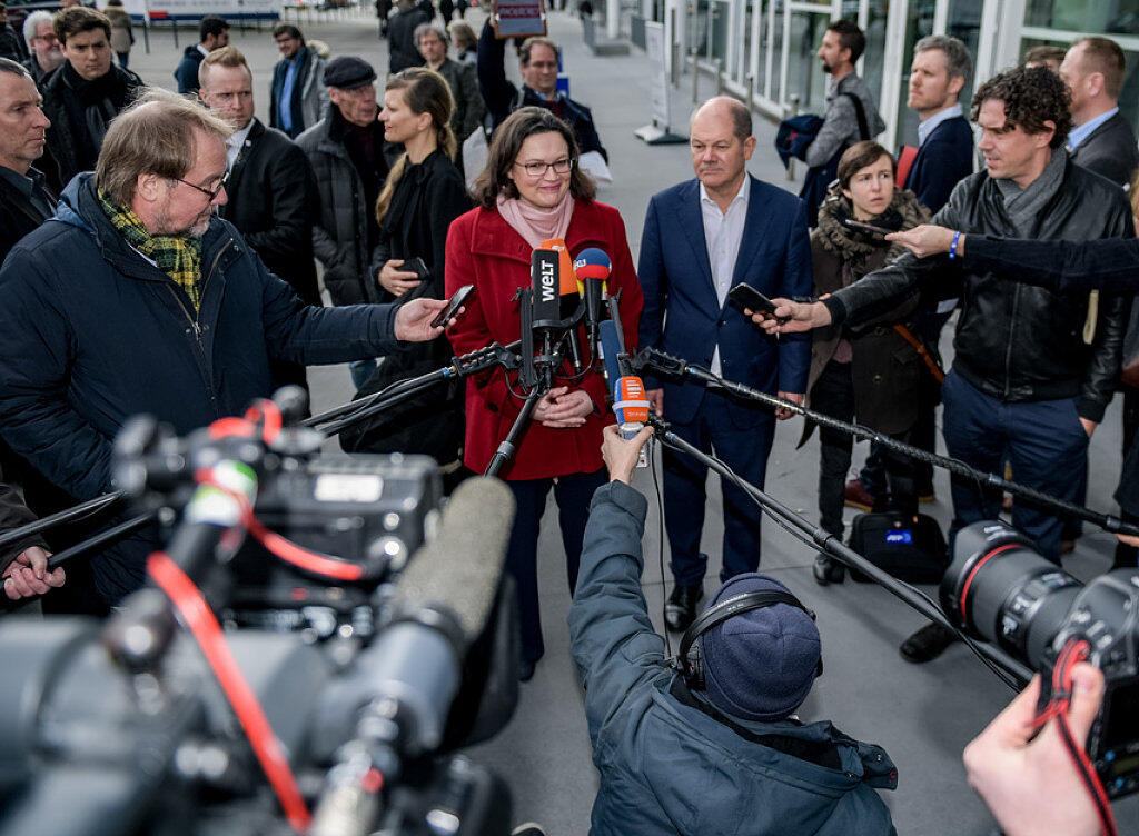 Andrea Nahles, SPD-Bundestagsfraktionsvorsitzende, und Olaf Scholz, kommissarischer SPD-Parteivorsitzender, beantworten vor den Hamburger Messehallen Fragen von Journalisten. In der Hansestadt fand die erste Regionalkonferenz der SPD-Führung zur Abstimmung über die grosse Koalition statt. Andrea Nahles, SPD-Bundestagsfraktionsvorsitzende, und Olaf Scholz, kommissarischer SPD-Parteivorsitzender, beantworten vor den Hamburger Messehallen Fragen von Journalisten. In der Hansestadt fand die erste Regionalkonferenz der SPD-Führung zur Abstimmung über die grosse Koalition statt.