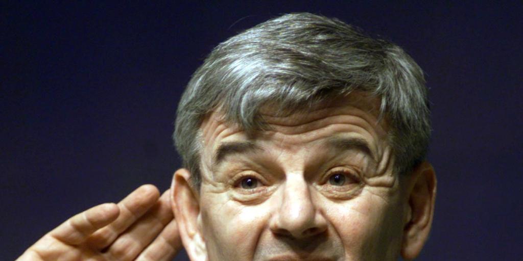 Joschka Fischer, der damalige deutscher Aussenminister, versuchte während einer Wahlveranstaltung in Lübeck in Schleswig-Holstein im Januar 2000 die Zwischenrufe der Zuschauer zu verstehen. (Archiv) Joschka Fischer, der damalige deutscher Aussenminister, versuchte während einer Wahlveranstaltung in Lübeck in Schleswig-Holstein im Januar 2000 die Zwischenrufe der Zuschauer zu verstehen. (Archiv)