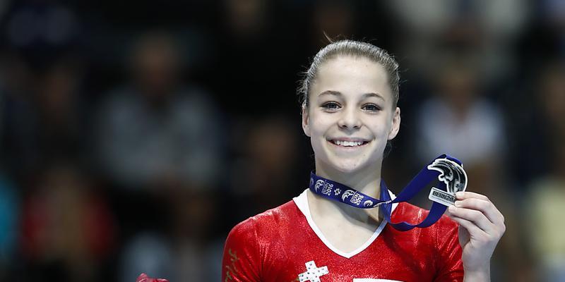 Die 14-jährige Zürcherin Lynn Genhart freut sich an der Heim-EM in Bern im Mehrkampf-Final über den Gewinn der Silbermedaille
