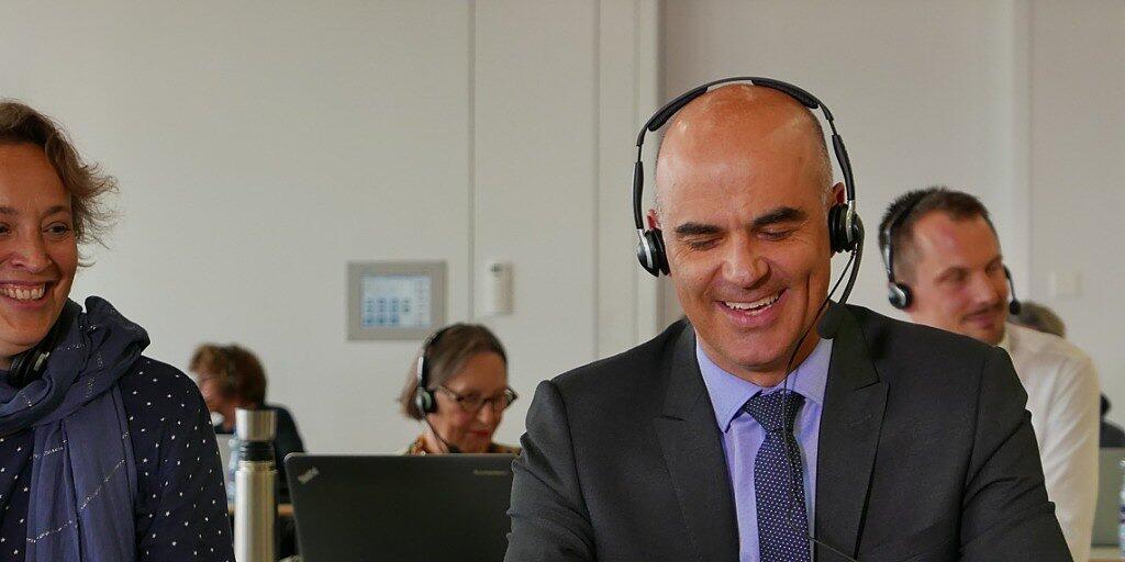 Bundespräsident Alain Berset nimmt in der Glückskette-Sammelzentrale Spendentelefone entgegen.