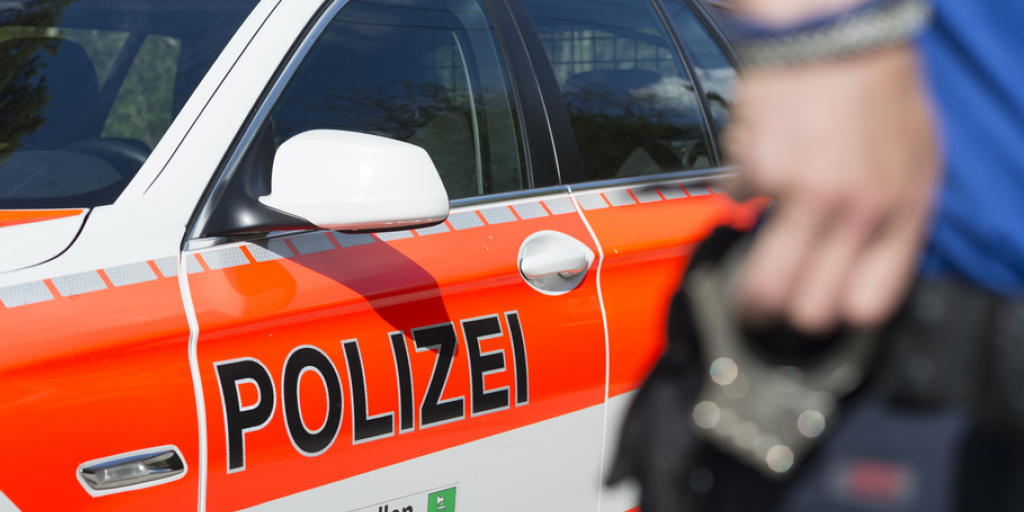 Nach einem Raubüberfall in Rorschach hat die St. Galler Kantonspolizei im Rheintal zwei mutmassliche Täter verhaftet. (Symbolbild)