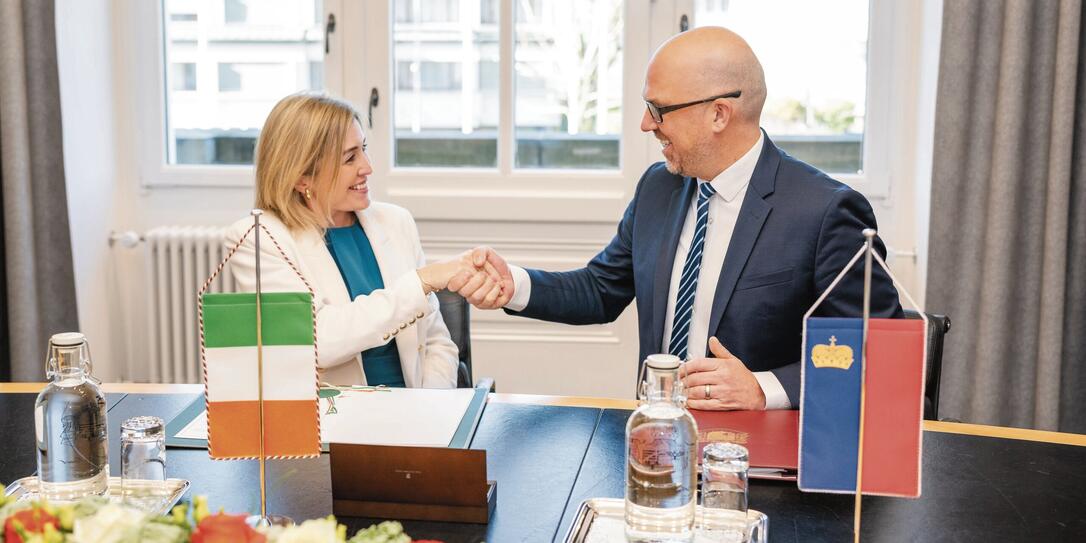 Liechtenstein unterzeichnete 2024 ein DBA mit Irland. Hier freuen sich die Botschafterin von Irland, Aoife McGarry (l.) und Regierungschef Daniel Risch über die Unterzeichnung. Liechtenstein unterzeichnete 2024 ein DBA mit Irland. Hier freuen sich die Botschafterin von Irland, Aoife McGarry (l.) und Regierungschef Daniel Risch über die Unterzeichnung.