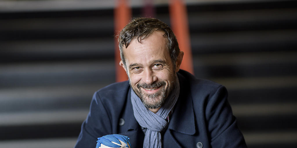 Regisseur Claude Barras mit der Hauptfigur aus seinem Animationsfilm "Ma vie de Courgette". Nach mehreren Auszeichnungen und einer Oscar-Nomination wurde der Streifen auf der Frankfurter Buchmesse als beste Kinderbuch-Verfilmung geehrt. (Archivbild)