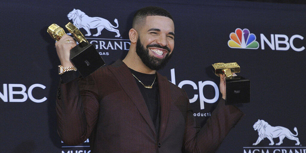 27 Trophäen sind es insgesamt: Der kanadische Rapper Drake ist in Sachen Billboard Music Awards neuer Rekordhalter. US-Sängerin Taylor Swift hat "nur" 23 Auszeichnungen. 27 Trophäen sind es insgesamt: Der kanadische Rapper Drake ist in Sachen Billboard Music Awards neuer Rekordhalter. US-Sängerin Taylor Swift hat "nur" 23 Auszeichnungen.