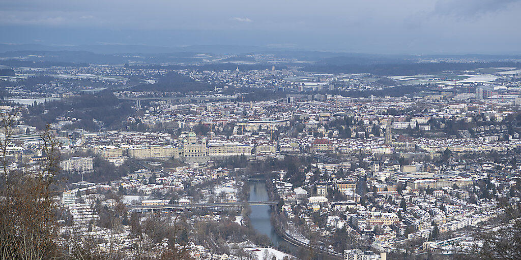 Die Stadt Bern - hier vom Berner Hausberg Gurten aus - wird Firmensitz des Nutzfahrzeug-Zulieferers Wabco Automotive. (Archivbild)