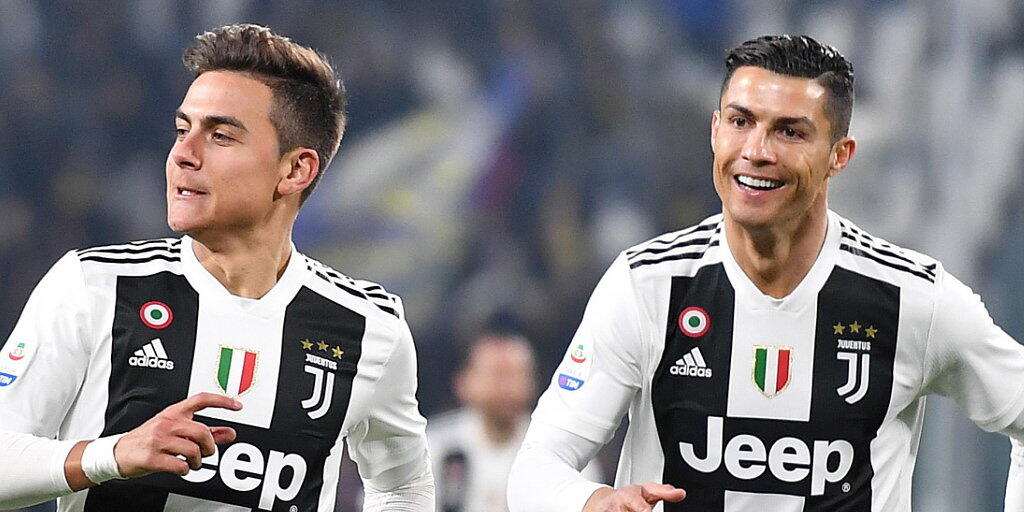 Die Torschützen Paulo Dybala (links) und Cristiano Ronaldo freuen sich